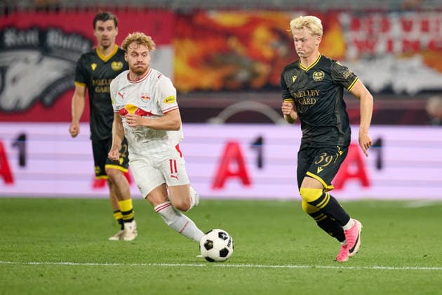 Salzburg, Österreich 27. August 2026: UEFA Europa League - 2026 2027 - Play-offs - Rückspiel - FC Red Bull Salzburg gegen Mjällby AIF Im Bild: v. li. im Zweikampf Yorbe Vertessen (RB), Romeo Leandersson (AIF) Red Bull Arena Copyright: xFotostandx xWassmuthx
