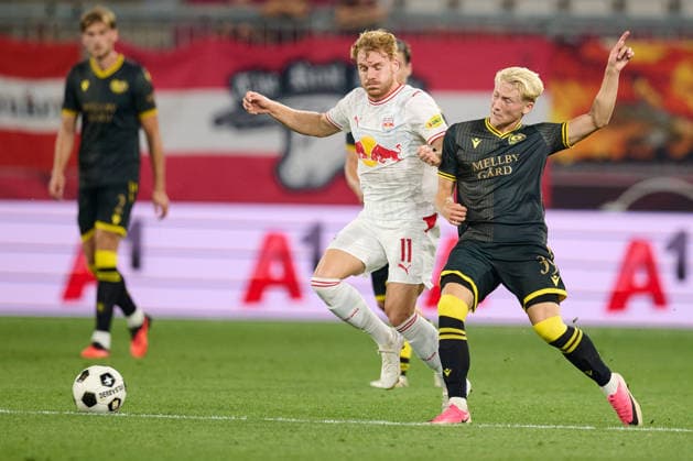 Salzburg, Österreich 27. August 2026: UEFA Europa League - 2026 2027 - Play-offs - Rückspiel - FC Red Bull Salzburg gegen Mjällby AIF Im Bild: v. li. im Zweikampf Yorbe Vertessen (RB), Romeo Leandersson (AIF) Red Bull Arena Copyright: xFotostandx xWassmuthx