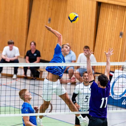 27.08.2026, GER, Volleyball, Maenner, Saison 26 27, 2.Bl Sued 1.Bl, Testspiel, Blue Volleys Gotha - Cerebricks Volley Goats Mitteldeutschland Hannes Krausse (Blue Volleys Gotha,4), Nick Breitenbach (cerebricks Volley Goats Mitteldeutschland) 99867 Gotha Sporthalle Sportanlage Ernesti Thüringen Deutschland