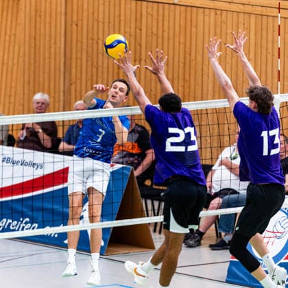 27.08.2026, GER, Volleyball, Maenner, Saison 26 27, 2.Bl Sued 1.Bl, Testspiel, Blue Volleys Gotha - Cerebricks Volley Goats Mitteldeutschland Christoph Assmann (Blue Volleys Gotha,3), Rico Wardlow (cerebricks Volley Goats Mitteldeutschland), Neo Laumann (cerebricks Volley Goats Mitteldeutschland) 99867 Gotha Sporthalle Sportanlage Ernesti Thüringen Deutschland