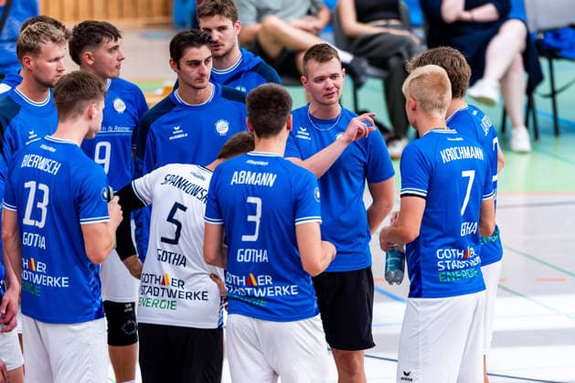 27.08.2026, GER, Volleyball, Maenner, Saison 26 27, 2.Bl Sued 1.Bl, Testspiel, Blue Volleys Gotha - Cerebricks Volley Goats Mitteldeutschland Robert Werner (Blue Volleys Gotha, Trainer) gemeinsam mit seinem Team 99867 Gotha Sporthalle Sportanlage Ernesti Thüringen Deutschland