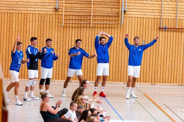 27.08.2026, GER, Volleyball, Maenner, Saison 26 27, 2.Bl Sued 1.Bl, Testspiel, Blue Volleys Gotha - Cerebricks Volley Goats Mitteldeutschland Lauritz Jastrow (Blue Volleys Gotha,10), Justus Krausse (Blue Volleys Gotha,1), Franz Aron Stueckrad (Blue Volleys Gotha,9), Jean Filippidis (Blue Volleys Gotha,6), Robin Stolle (Blue Volleys Gotha,8), Tim Wagner (Blue Volleys Gotha,11) sind gemeinsam am Jubeln 99867 Gotha Sporthalle Sportanlage Ernesti Thüringen Deutschland