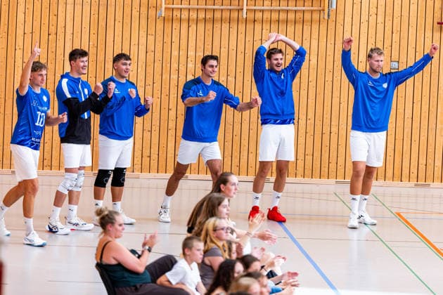 27.08.2026, GER, Volleyball, Maenner, Saison 26 27, 2.Bl Sued 1.Bl, Testspiel, Blue Volleys Gotha - Cerebricks Volley Goats Mitteldeutschland Jubel bei der Mannschaft der Blue Volleys Gotha 99867 Gotha Sporthalle Sportanlage Ernesti Thüringen Deutschland