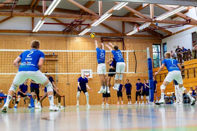 27.08.2026, GER, Volleyball, Maenner, Saison 26 27, 2.Bl Sued 1.Bl, Testspiel, Blue Volleys Gotha - Cerebricks Volley Goats Mitteldeutschland Hannes Krausse (Blue Volleys Gotha,4) gemeinsam mit Ben Bierwisch (Blue Volleys Gotha,13) im Block 99867 Gotha Sporthalle Sportanlage Ernesti Thüringen Deutschland