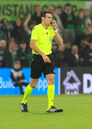 Hibernian v K.A.A. Gent UEFA Europa Conference League Referee Juan Mart’nez Munuera disallows Hibernians first goall for hand ball following a Video Assistant Referee (VAR) review during the UEFA Europa Conference League Play-Off Second Leg match at Easter Road, Edinburgh 27 08 2026 UK Newspapers OUT Copyright: xFredxPalmerx FIL-23844-0119