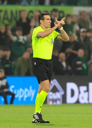Hibernian v K.A.A. Gent UEFA Europa Conference League Referee Juan Mart’nez Munuera disallows Hibernians first goall for hand ball following a Video Assistant Referee (VAR) review during the UEFA Europa Conference League Play-Off Second Leg match at Easter Road, Edinburgh 27 08 2026 UK Newspapers OUT Copyright: xFredxPalmerx FIL-23844-0120