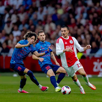 AMSTERDAM FC Sion forward Franck Surdez and AFC Ajax Amsterdam forward Steven Berghuis during the UEFA Conference League at the Johan Cruijff ArenA on 27 August 2026 in Amsterdam, the Netherlands. (Photo by DeFodi Images) -