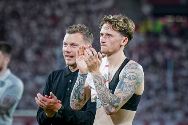 Deutschland: UEFA Conference-League-Qualifikation SC Freiburg vs FC Motherwell - Playoffs 2026 2027, Europa-Park Stadion (Freiburg): Alexander Lowry (Motherwell FC, 11) Alfred Johansson (Trainer, Motherwell FC) Copyright: xJOERANxSTEINSIEKx