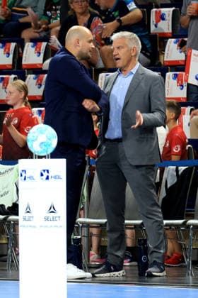 27.08.2026, GER Deutschland, Handball, 1.Bundesliga, 27.08.2026, Saison 2026 2027, Berlin, Fuechse Berlin vs Melsungen Paul Drux ( Fuechse Berlin ), Praesident Frank Steffel ( Fuechse Berlin ), reden, diskutieren Berlin Max-Schmeling-Halle Berlin Deutschland Copyright: xNordphotox xEnglerx