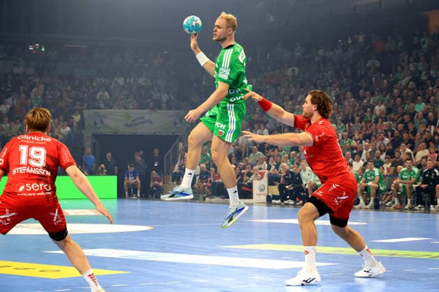27.08.2026, GER Deutschland, Handball, 1.Bundesliga, 27.08.2026, Saison 2026 2027, Berlin, Fuechse Berlin vs Melsungen Matthes Langhoff ( Fuechse Berlin 25 ), Ben Beekmann ( MT Melsungen 14 ) Berlin Max-Schmeling-Halle Berlin Deutschland Copyright: xNordphotox xEnglerx