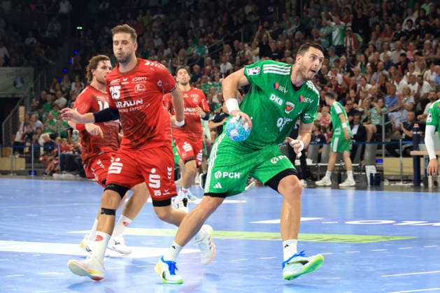 27.08.2026, GER Deutschland, Handball, 1.Bundesliga, 27.08.2026, Saison 2026 2027, Berlin, Fuechse Berlin vs Melsungen Mijajlo Marsenic ( Fuechse Berlin 93 ), Olle Forsell Schefvert ( MT Melsungen 25 ) Berlin Max-Schmeling-Halle Berlin Deutschland Copyright: xNordphotox xEnglerx