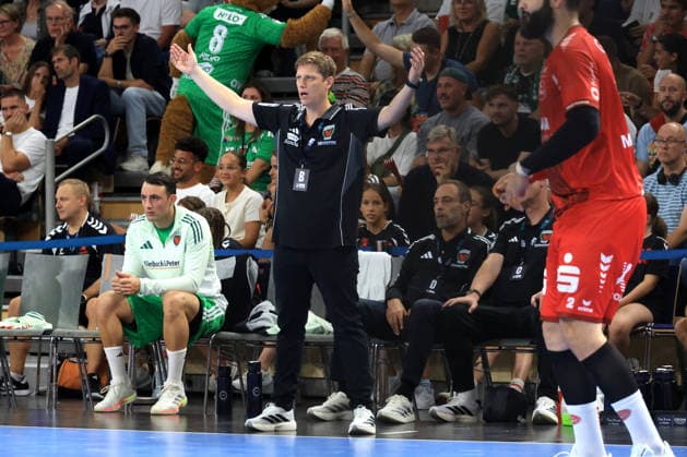 27.08.2026, GER Deutschland, Handball, 1.Bundesliga, 27.08.2026, Saison 2026 2027, Berlin, Fuechse Berlin vs Melsungen Cheftrainer Nicolej Krickau ( Fuechse Berlin ), Fuechse-Spielerbank Berlin Max-Schmeling-Halle Berlin Deutschland Copyright: xNordphotox xEnglerx