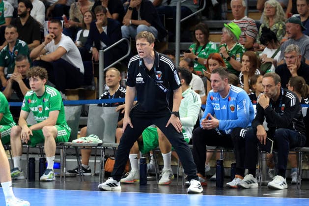 27.08.2026, GER Deutschland, Handball, 1.Bundesliga, 27.08.2026, Saison 2026 2027, Berlin, Fuechse Berlin vs Melsungen Cheftrainer Nicolej Krickau ( Fuechse Berlin ) , Fuechse-Spielerbank Berlin Max-Schmeling-Halle Berlin Deutschland Copyright: xNordphotox xEnglerx
