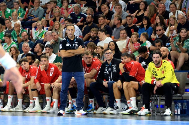 27.08.2026, GER Deutschland, Handball, 1.Bundesliga, 27.08.2026, Saison 2026 2027, Berlin, Fuechse Berlin vs Melsungen Cheftrainer Roberto Garcia Parrondo ( MT Melsungen ), Melsunger-Spielerbank Berlin Max-Schmeling-Halle Berlin Deutschland Copyright: xNordphotox xEnglerx