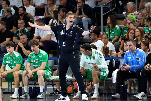 27.08.2026, GER Deutschland, Handball, 1.Bundesliga, 27.08.2026, Saison 2026 2027, Berlin, Fuechse Berlin vs Melsungen Cheftrainer Nicolej Krickau ( Fuechse Berlin ) , Fuechse-Spielerbank Berlin Max-Schmeling-Halle Berlin Deutschland Copyright: xNordphotox xEnglerx