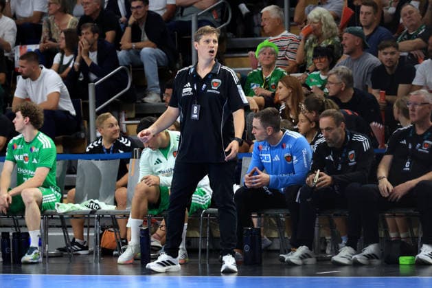 27.08.2026, GER Deutschland, Handball, 1.Bundesliga, 27.08.2026, Saison 2026 2027, Berlin, Fuechse Berlin vs Melsungen Cheftrainer Nicolej Krickau ( Fuechse Berlin ) , Fuechse-Spielerbank Berlin Max-Schmeling-Halle Berlin Deutschland Copyright: xNordphotox xEnglerx