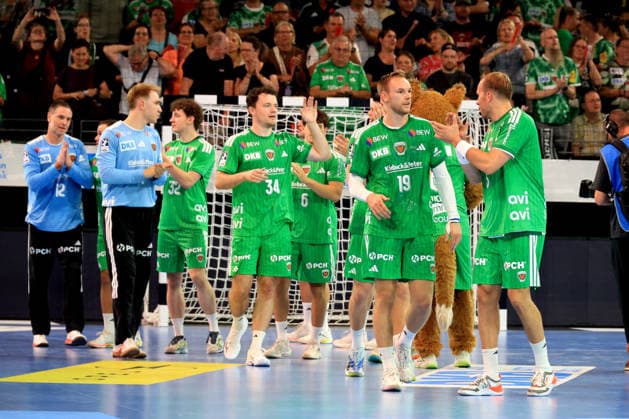 27.08.2026, GER Deutschland, Handball, 1.Bundesliga, 27.08.2026, Saison 2026 2027, Berlin, Fuechse Berlin vs Melsungen Fuechse-Spielerkreis, Mathias Gidsel ( Fuechse Berlin 19 ), Prantner, Leo ( Fuechse Berlin 6 )Jubel, jubelt, Freude, Glueck, gluecklich, positive Emotionen, Berlin Max-Schmeling-Halle Berlin Deutschland Copyright: xNordphotox xEnglerx