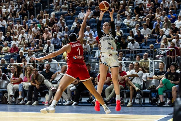 27.08.2026, GER, Testspiel, FIBA Women™s Basketball World Cup 2026 Köln, Deutschland-Türkei Luisa Geiselsöder (Deutschland, 15), Elif Istanbulluoglu (Türkei, 1) Köln LANXESS arena Nordrhein-Westfalen Deutschland