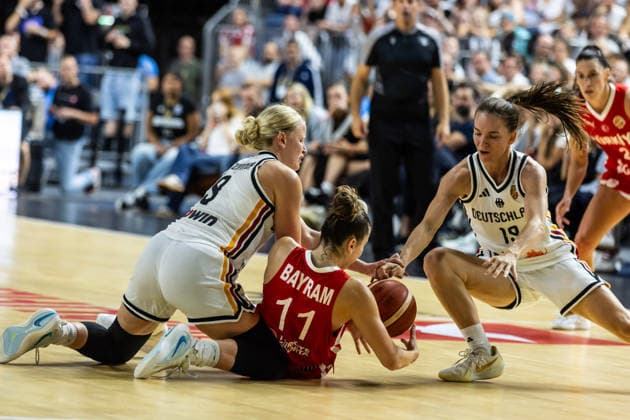 27.08.2026, GER, Testspiel, FIBA Women™s Basketball World Cup 2026 Köln, Deutschland-Türkei Elif Bayram (Türkei, 11), Emma Eichmayer (Deutschland, 9), Britta Daub (Deutschland, 19) im Kampf um den Ball Köln LANXESS arena Nordrhein-Westfalen Deutschland
