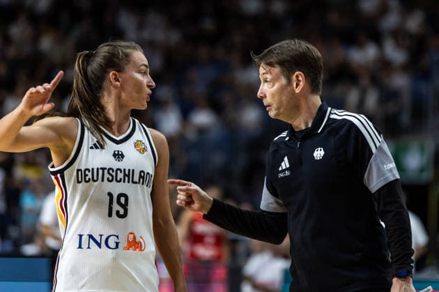 27.08.2026, GER, Testspiel, FIBA Women™s Basketball World Cup 2026 Köln, Deutschland-Türkei Britta Daub (Deutschland, 19) spricht mit Ãlex Mumbru (Trainer, Deutschland) Köln LANXESS arena Nordrhein-Westfalen Deutschland