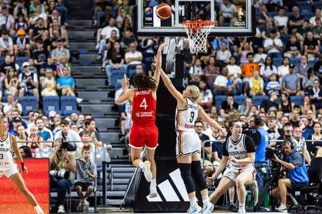 27.08.2026, GER, Testspiel, FIBA Women™s Basketball World Cup 2026 Köln, Deutschland-Türkei Olcay Cakir Turgut (Türkei, 4), Emma Eichmayer (Deutschland, 9) Köln LANXESS arena Nordrhein-Westfalen Deutschland