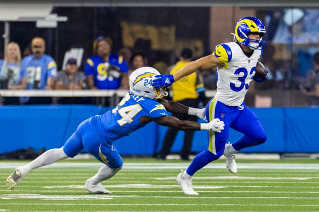 August 27, 2026, Inglewood, California, USA: Los Angeles Rams Running Back Dean Connors (33) escapes a tackle-attempt by Los Angeles Chargers Cornerback Rodney Shelley (24) during an NFL, American Football Herren, USA football preseason game, in Inglewood, Calif. on Thursday August 27, 2026. NHL, Eishockey Herren, USA 2026: LA Chargers Vs LA Rams - ZUMAc68_ 20260827_zaf_c68_004 Copyright: xRingoxChiux