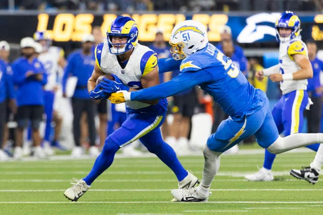 August 27, 2026, Inglewood, California, USA: Los Angeles Rams Quarterback Ty Simpson (15) escapes a tackle-attempt by Los Angeles Chargers Outside Linebacker Andre Carter (51) during an NFL, American Football Herren, USA football preseason game, in Inglewood, Calif. on Thursday August 27, 2026. NHL, Eishockey Herren, USA 2026: LA Chargers Vs LA Rams - ZUMAc68_ 20260827_zaf_c68_006 Copyright: xRingoxChiux