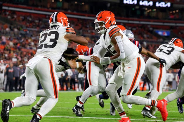 CLEVELAND, OH - AUGUST 27: Cleveland Browns quarterback Taylen Green (15) hands off to Cleveland Browns running back Ahmani Marshall (23) during the third quarter of the National Football League preseason game between the New England Patriots and Cleveland Browns on August 27, 2026, at Huntington Bank Field in Cleveland, OH. (Photo by Frank Jansky Icon Sportswire) NFL, American Football Herren, USA AUG 27 Patriots at Browns EDITORIAL USE ONLY Icon260827041