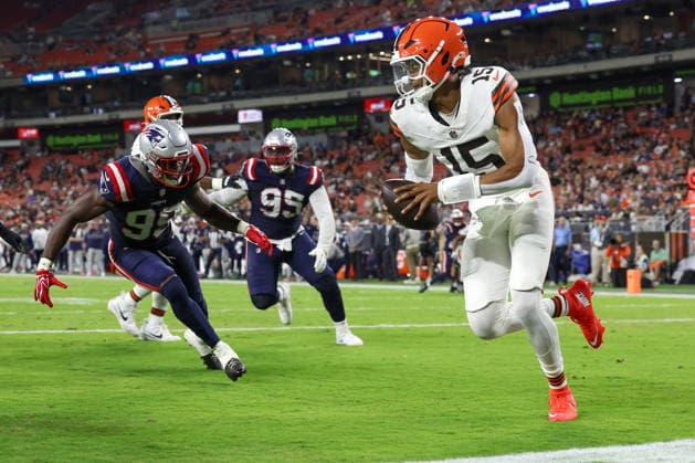 CLEVELAND, OH - AUGUST 27: Cleveland Browns quarterback Taylen Green (15) eludes New England Patriots linebacker Amari Gainer (99) as he runs for a 30-yard gain during the third quarter of the National Football League preseason game between the New England Patriots and Cleveland Browns on August 27, 2026, at Huntington Bank Field in Cleveland, OH. (Photo by Frank Jansky Icon Sportswire) NFL, American Football Herren, USA AUG 27 Patriots at Browns EDITORIAL USE ONLY Icon260827045