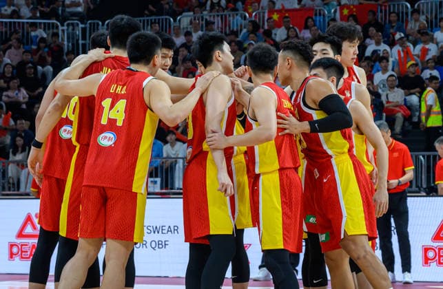 Qatar v China - FIBA Basketball World Cup 2027 Asian Qualifiers Members of Team China huddle up during the second-round match between China and Qatar in the FIBA Basketball World Cup Asian Qualifiers at Al Janoub Stadium in Al Wakrah, Qatar, August 27, 2026. DOHA Qatar Copyright: xNOUSHADx