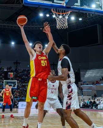 Qatar v China - FIBA Basketball World Cup 2027 Asian Qualifiers Yang Hansen (L) of China and Oussama Abdenacer Arfa (R) of Qatar in action during the second-round match between China and Qatar in the FIBA Basketball World Cup Asian Qualifiers at Al Janoub Stadium in Al Wakrah, Qatar, August 27, 2026. DOHA Qatar Copyright: xNOUSHADx