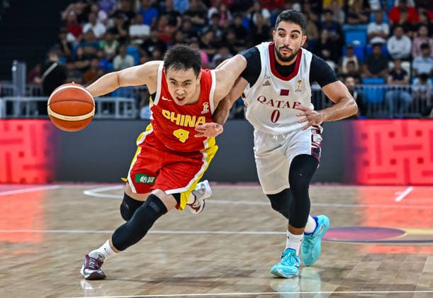 Qatar v China - FIBA Basketball World Cup 2027 Asian Qualifiers Zhao Jiwei (L) of China and Fouda Moustafa (R) of Qatar in action during the second-round match between China and Qatar in the FIBA Basketball World Cup Asian Qualifiers at Al Janoub Stadium in Al Wakrah, Qatar, August 27, 2026. DOHA Qatar Copyright: xNOUSHADx