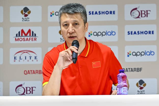 Qatar v China - FIBA Basketball World Cup 2027 Asian Qualifiers Guo Shiqiang, head coach of China, speaks during a post-match press conference, PK, Pressekonferenz after the second-round match between China and Qatar in the FIBA Basketball World Cup Asian Qualifiers at Al Janoub Stadium in Al Wakrah, Qatar, August 27, 2026. DOHA Qatar Copyright: xNOUSHADx