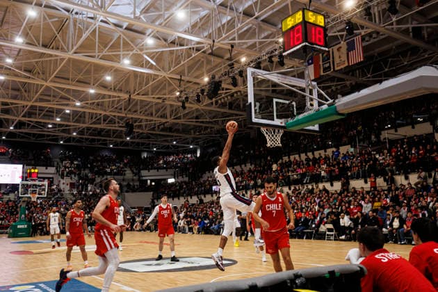 Chile v USA - FIBA World Cup 2027 Americas Qualifier Santiago, Chile - 27 August: Orlando Robinson II of United States (C) attempts a shot during the FIBA World Cup 2027 Americas Qualifiers Group E game between Chile and USA at Centro de Deportes Colectivos on August 27, 2026 in Santiago, Chile Santiago Centro de Deportes Colectivos Region Metropolitana de Santiago Chile Copyright: xLatinxSportxImagesx
