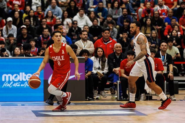 Chile v USA - FIBA World Cup 2027 Americas Qualifier Santiago, Chile - 27 August: Sebastian Carrasco of Chile (L) dribbles against Mike James of United States (R) during the FIBA World Cup 2027 Americas Qualifiers Group E game between Chile and USA at Centro de Deportes Colectivos on August 27, 2026 in Santiago, Chile Santiago Centro de Deportes Colectivos Region Metropolitana de Santiago Chile Copyright: xLatinxSportxImagesx