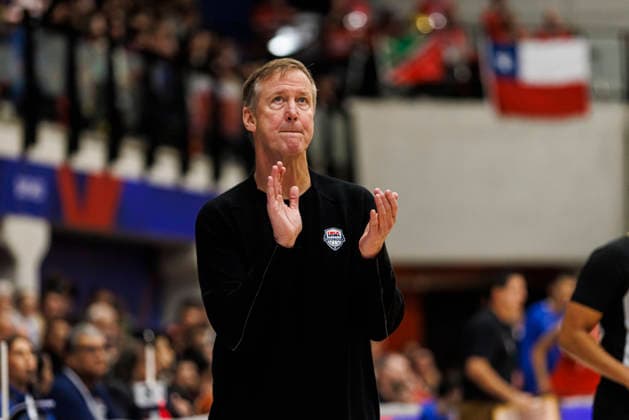Chile v USA - FIBA World Cup 2027 Americas Qualifier Santiago, Chile - 27 August: United States Head Coach Terry Stotts applauds during the FIBA World Cup 2027 Americas Qualifiers Group E game between Chile and USA at Centro de Deportes Colectivos on August 27, 2026 in Santiago, Chile Santiago Centro de Deportes Colectivos Region Metropolitana de Santiago Chile Copyright: xLatinxSportxImagesx