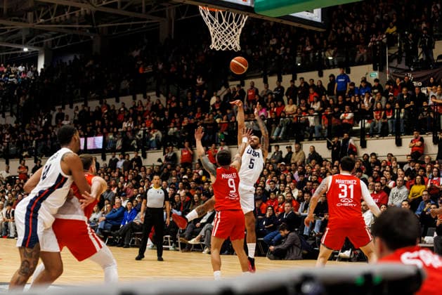 Chile v USA - FIBA World Cup 2027 Americas Qualifier Santiago, Chile - 27 August: Franco Morales of Chile (C) defends against Mike James of United States (R) during the FIBA World Cup 2027 Americas Qualifiers Group E game between Chile and USA at Centro de Deportes Colectivos on August 27, 2026 in Santiago, Chile Santiago Centro de Deportes Colectivos Region Metropolitana de Santiago Chile Copyright: xLatinxSportxImagesx