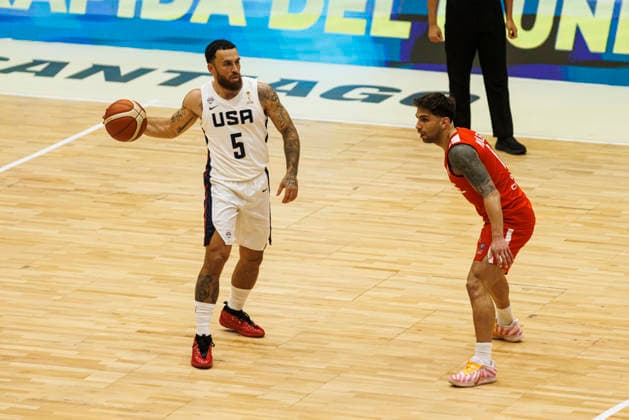 Chile v USA - FIBA World Cup 2027 Americas Qualifier Santiago, Chile - 27 August: Mike James of United States (L) passes the ball during the FIBA World Cup 2027 Americas Qualifiers Group E game between Chile and USA at Centro de Deportes Colectivos on August 27, 2026 in Santiago, Chile Santiago Centro de Deportes Colectivos Region Metropolitana de Santiago Chile Copyright: xLatinxSportxImagesx