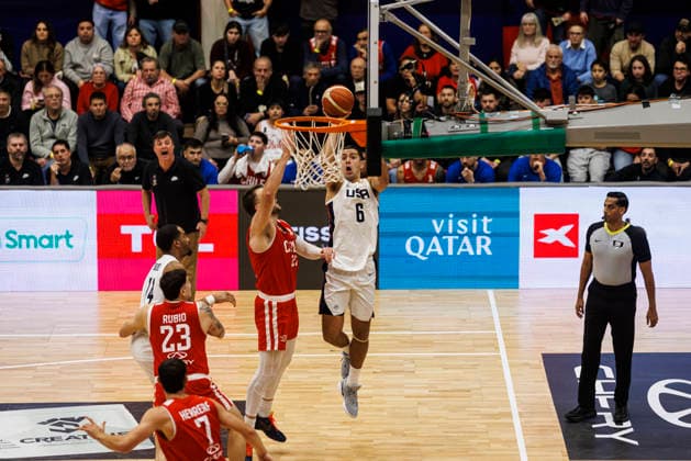 Chile v USA - FIBA World Cup 2027 Americas Qualifier Santiago, Chile - 27 August: Cole Swider of United States (R) shots the ball against Felipe Haase of Chile (L) during the FIBA World Cup 2027 Americas Qualifiers Group E game between Chile and USA at Centro de Deportes Colectivos on August 27, 2026 in Santiago, Chile Santiago Centro de Deportes Colectivos Region Metropolitana de Santiago Chile Copyright: xLatinxSportxImagesx
