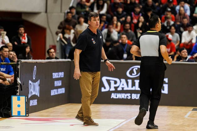 Chile v USA - FIBA World Cup 2027 Americas Qualifier Santiago, Chile - 27 August: Chile Head Coach Juan Cordoba looks on during the FIBA World Cup 2027 Americas Qualifiers Group E game between Chile and USA at Centro de Deportes Colectivos on August 27, 2026 in Santiago, Chile Santiago Centro de Deportes Colectivos Region Metropolitana de Santiago Chile Copyright: xLatinxSportxImagesx