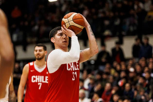 Chile v USA - FIBA World Cup 2027 Americas Qualifier Santiago, Chile - 27 August: Fabian Martinez of Chile attempts a shot during the FIBA World Cup 2027 Americas Qualifiers Group E game between Chile and USA at Centro de Deportes Colectivos on August 27, 2026 in Santiago, Chile Santiago Centro de Deportes Colectivos Region Metropolitana de Santiago Chile Copyright: xLatinxSportxImagesx