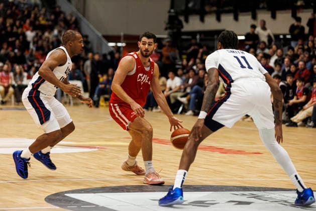 Chile v USA - FIBA World Cup 2027 Americas Qualifier Santiago, Chile - 27 August: Sebastian Herrera of Chile (C) dribbles during the FIBA World Cup 2027 Americas Qualifiers Group E game between Chile and USA at Centro de Deportes Colectivos on August 27, 2026 in Santiago, Chile Santiago Centro de Deportes Colectivos Region Metropolitana de Santiago Chile Copyright: xLatinxSportxImagesx