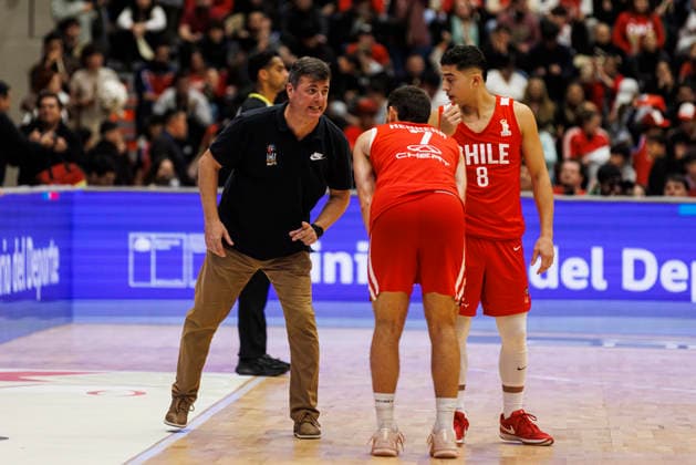 Chile v USA - FIBA World Cup 2027 Americas Qualifier Santiago, Chile - 27 August: (L-R) Chile Head Coach Juan Cordoba talks to Sebastian Herrera and Sebastian Carrasco of Chile during the FIBA World Cup 2027 Americas Qualifiers Group E game between Chile and USA at Centro de Deportes Colectivos on August 27, 2026 in Santiago, Chile Santiago Centro de Deportes Colectivos Region Metropolitana de Santiago Chile Copyright: xLatinxSportxImagesx