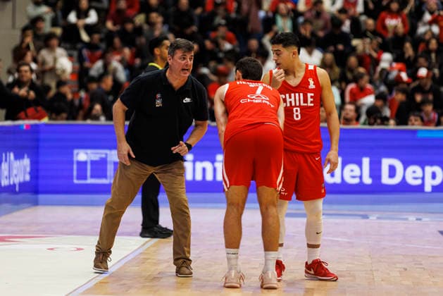Chile v USA - FIBA World Cup 2027 Americas Qualifier Santiago, Chile - 27 August: (L-R) Chile Head Coach Juan Cordoba talks to Sebastian Herrera and Sebastian Carrasco of Chile during the FIBA World Cup 2027 Americas Qualifiers Group E game between Chile and USA at Centro de Deportes Colectivos on August 27, 2026 in Santiago, Chile Santiago Centro de Deportes Colectivos Region Metropolitana de Santiago Chile Copyright: xLatinxSportxImagesx