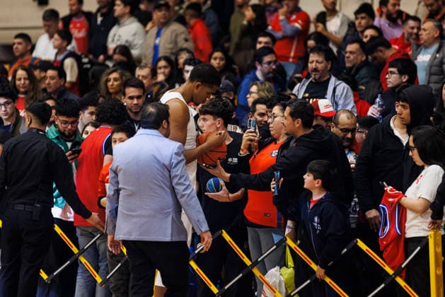 Chile v USA - FIBA World Cup 2027 Americas Qualifier Santiago, Chile - 27 August: Orlando Robinson II of United States (C) signs autographs for fans after winning the FIBA World Cup 2027 Americas Qualifiers Group E game between Chile and USA at Centro de Deportes Colectivos on August 27, 2026 in Santiago, Chile Santiago Centro de Deportes Colectivos Region Metropolitana de Santiago Chile Copyright: xLatinxSportxImagesx