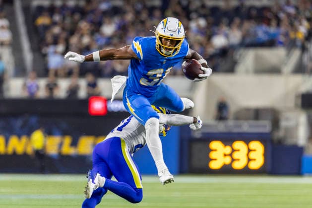 August 27, 2026, Inglewood, California, USA: Los Angeles Chargers Running Back Gregory Desrosiers (31) leaps over Los Angeles Rams Cornerback Cam Lampkin (21) during an NFL, American Football Herren, USA football preseason game, in Inglewood, Calif. on Thursday August 27, 2026. NHL, Eishockey Herren, USA 2026: LA Rams 20:18 LA Chargers - ZUMAc68_ 20260827_zaf_c68_014 Copyright: xRingoxChiux
