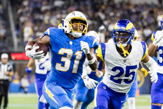 August 27, 2026, Inglewood, California, USA: Los Angeles Chargers Running Back Gregory Desrosiers (31) runs past Los Angeles Rams Cornerback Nyzier Fourqurean (25) and scores during an NFL, American Football Herren, USA football preseason game, in Inglewood, Calif. on Thursday August 27, 2026. NHL, Eishockey Herren, USA 2026: LA Rams 20:18 LA Chargers  - ZUMAc68_ 20260827_zaf_c68_018 Copyright: xRingoxChiux