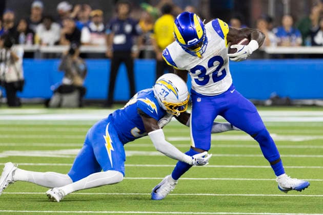 August 27, 2026, Inglewood, California, USA: Los Angeles Rams Running Back Jordan Waters (32) escapes a tackle-attempt by Los Angeles Chargers Cornerback Isas Waxter (37) during an NFL, American Football Herren, USA football preseason game, in Inglewood, Calif. on Thursday August 27, 2026. Inglewood USA - ZUMAc68_ 20260827_zaf_c68_031 Copyright: xRingoxChiux