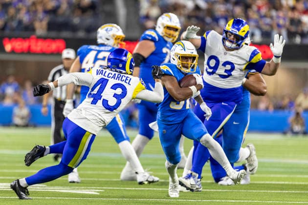 August 27, 2026, Inglewood, California, USA: Los Angeles Chargers Running Back Gregory Desrosiers (31) runs the ball fighting off pressure from Los Angeles Rams during an NFL, American Football Herren, USA football preseason game, in Inglewood, Calif. on Thursday August 27, 2026. NHL, Eishockey Herren, USA 2026: LA Rams 20:18 LA Chargers - ZUMAc68_ 20260827_zaf_c68_051 Copyright: xRingoxChiux