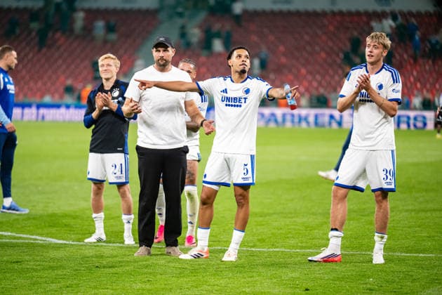 FC Copenhagen v FC Inter Turku, UEFA Conference League qualification, Copenhagen, Denmark Copenhagen, Denmark. 27th, August. Head coach Bo Svensson (L) of FC Copenhagen seen with Gabriel Pereira (5) and Viktor Dadason (39) after the UEFA Conference League qualification match between FC Copenhagen and FC Inter Turku at Parken in Copenhagen. Denmark, Copenhagen, Parken  Copyright: xGonzalesxPhoto TobiasxJorgensenx